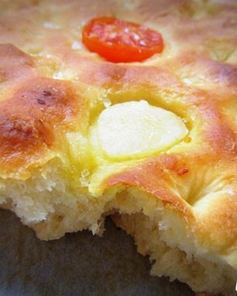 Картофельная фокачча с томатами и чесноком