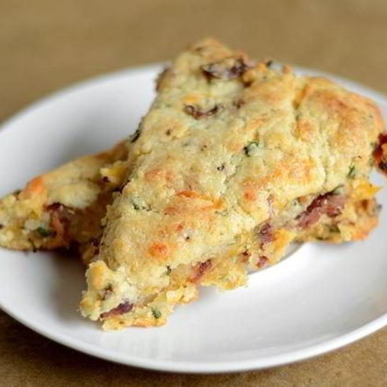 Рецепт лепешек с беконом, луком и сыром