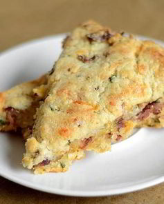 Лепешки с беконом, луком и сыром