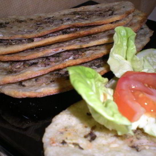 Рецепт лепешек с пармезаном, мятой и песто из молодого лука