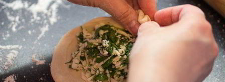 лепешки с сыром, чесноком и зеленью. Шаг 4