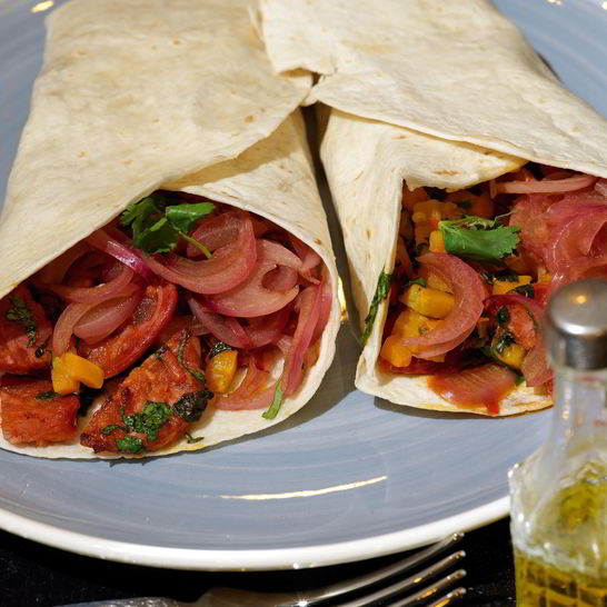 Рецепт лепешек с тыквой, острой колбасой и маринованным луком