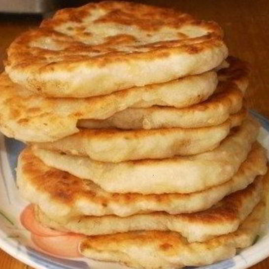 Рецепт мягких сырных лепешек с начинкой из ветчины