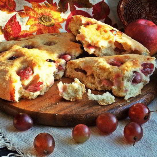 Рецепт осенней фокаччи с виноградом и сыром