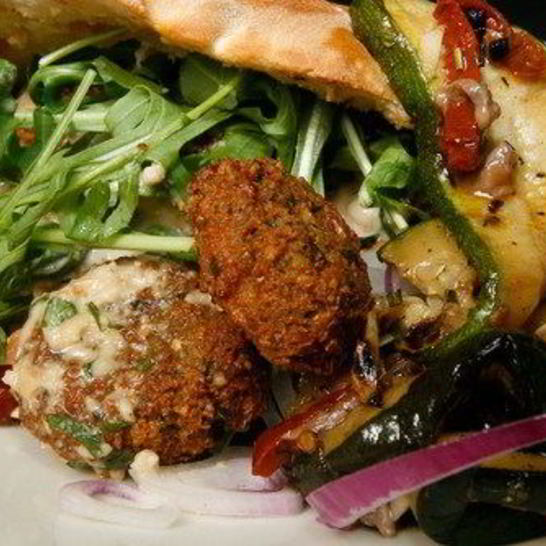 Рецепт питы с пряными мясными шариками, рукколой, майонезом с харисой и дольками картофеля