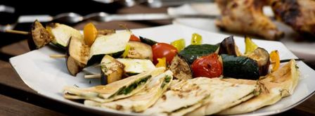 пита с сыром сулугуни и травами и овощные шашлычки. Шаг 3