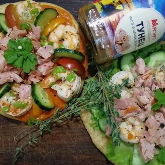 Рецепт цельнозерновой лепешки с тунцом, креветками и перечным соусом