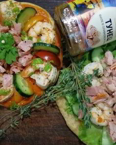 Цельнозерновая лепешка с тунцом, креветками и перечным соусом