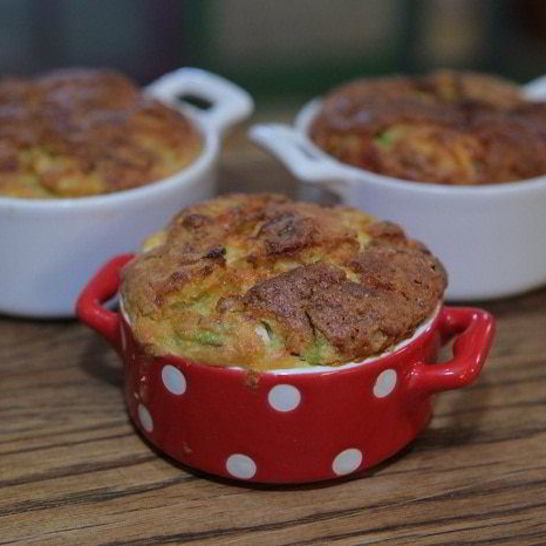 Рецепт маффинов с кабачком, фетой и зеленым луком