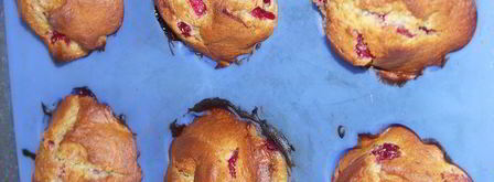 маффины с малиновым сиропом и красной смородиной. Шаг 5