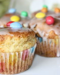 Маффины с разноцветным шоколадным драже смартис