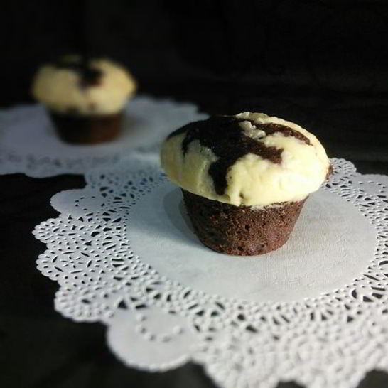 Рецепт шоколадных маффинов под сливочной шапочкой