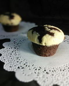 Шоколадные маффины под сливочной шапочкой