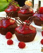 Шоколадные маффины с малиной