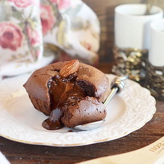 Рецепт шоколадных маффинов с жидкой начинкой