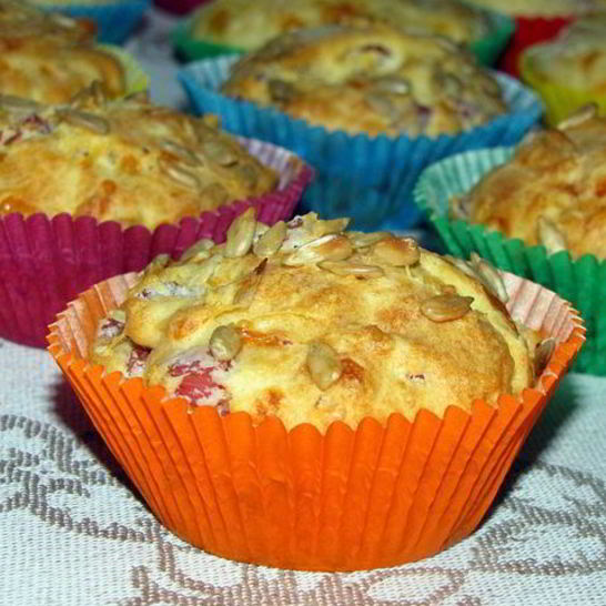 Рецепт сырных маффинов с копченым мясом и семечками