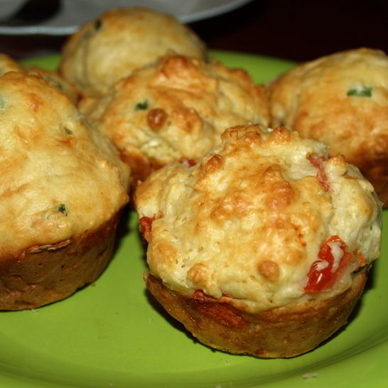 Рецепт сырных маффинов с помидорами и зеленым луком