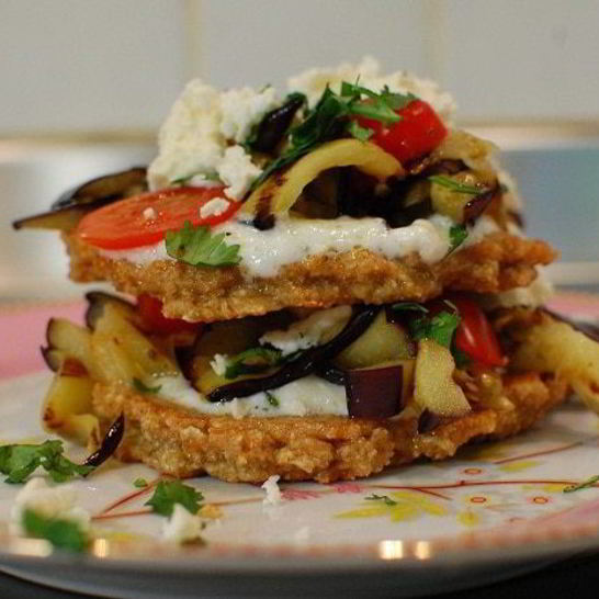 Рецепт башенки из овсяных оладий, баклажана и феты