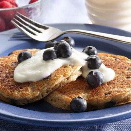 Рецепт диетических оладий из хлопьев и черники