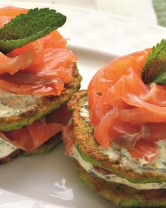 Гороховые оладьи с копченым лососем