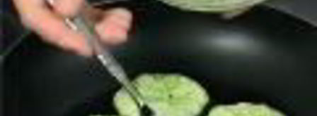 гороховые оладьи с копченым лососем. Шаг 2