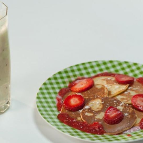 Рецепт оладий с киви и клубничным кремом