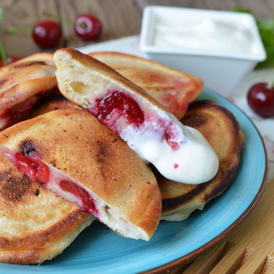 Рецепт оладий с вишней на кефире