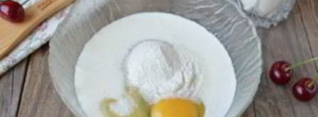 оладьи с вишней на кефире. Шаг 2