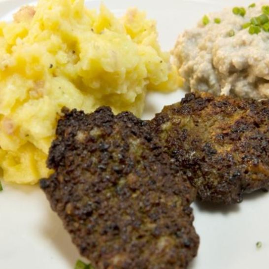 Рецепт печеночных оладий с пюре и грибным соусом