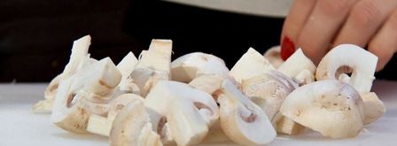 печеночные оладьи с пюре и грибным соусом. Шаг 2