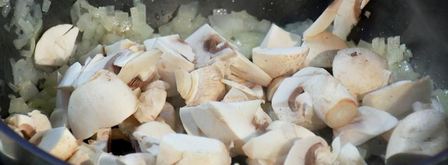 печеночные оладьи с пюре и грибным соусом. Шаг 3