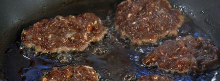 печеночные оладьи с пюре и грибным соусом. Шаг 6