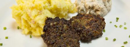 печеночные оладьи с пюре и грибным соусом. Шаг 8