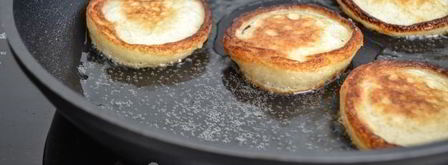 пышные оладьи на кефире и дрожжах. Шаг 12