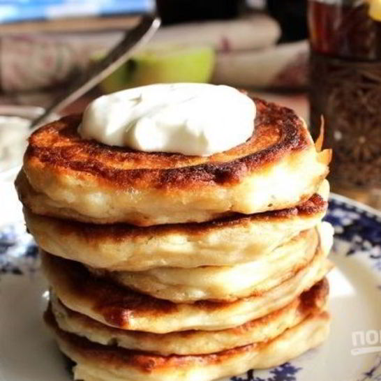 Рецепт пышных оладий на кефире с яблоками