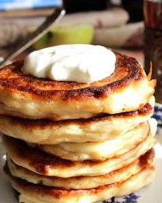 Пышные оладьи на кефире с яблоками