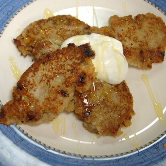 Рецепт яблочных оладушек с грецкими орехами и изюмом