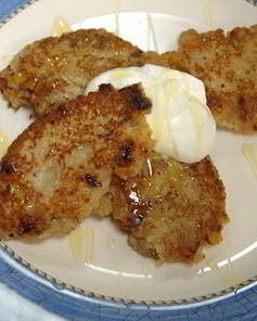 Яблочные оладушки с грецкими орехами и изюмом