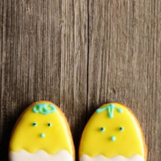 Домашнее имбирное печенье к Пасхе в виде крашеных яиц