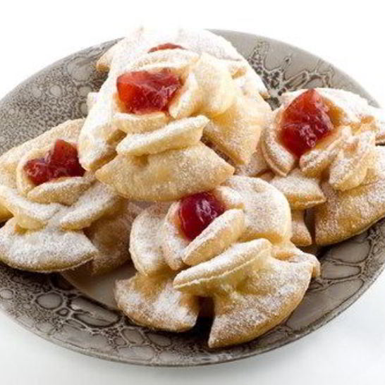 Рецепт фигурного печенья из слоеного теста с клубничным джемом
