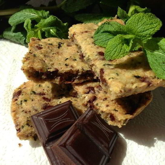 Рецепт песочного печенья с горьким шоколадом, пармезаном и мятой