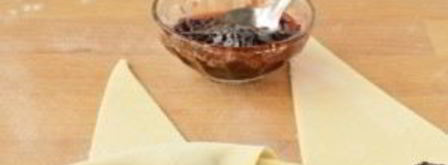 рогалики из слоеного теста с джемом. Шаг 2