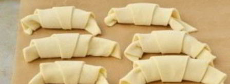 рогалики из слоеного теста с джемом. Шаг 3