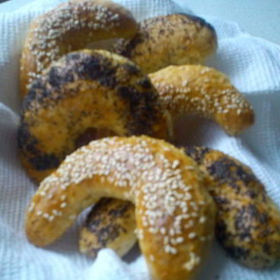 Рецепт рогаликов с маком и кунжутом
