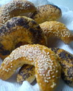 Рогалики с маком и кунжутом