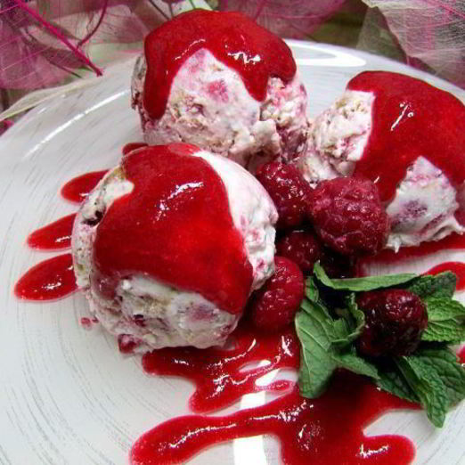 Семифредо из рикотты с малиной и миндальным печеньем