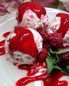 Семифредо из рикотты с малиной и миндальным печеньем