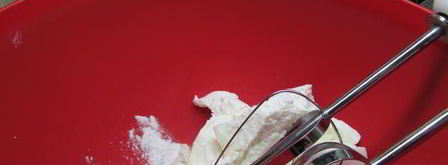 семифредо из рикотты с малиной и миндальным печеньем. Шаг 3