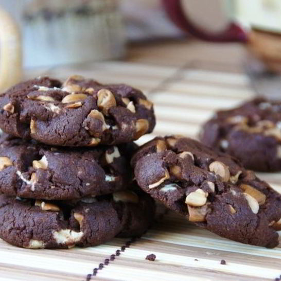 Рецепт шоколадного печенья с орехами кешью и белыми каплями