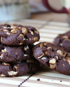 Шоколадное печенье с орехами кешью и белыми каплями